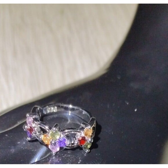 Bright & Beautiful Silver Flower Simi Precious Stone Ring Marked 925 - Size 6 - Picture 5 of 6